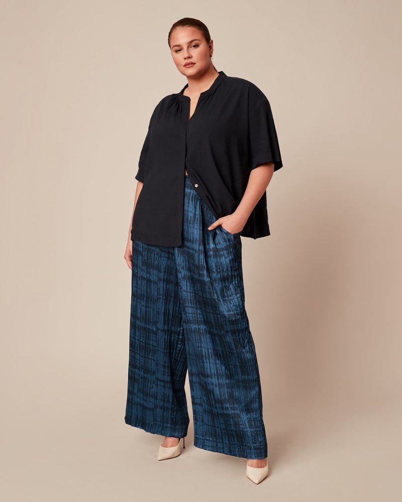 Front of a model wearing a size 2X Crushed Tie Dye Pull On Pant in NAVY by Vince. | dia_product_style_image_id:231280